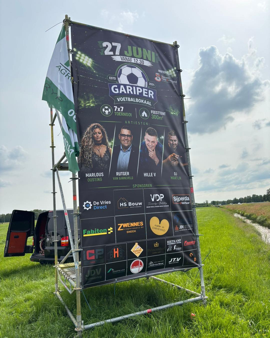 Promotiespandoek Gariper Voetbalbokaal 2026 geplaatst langs de Rûnwei